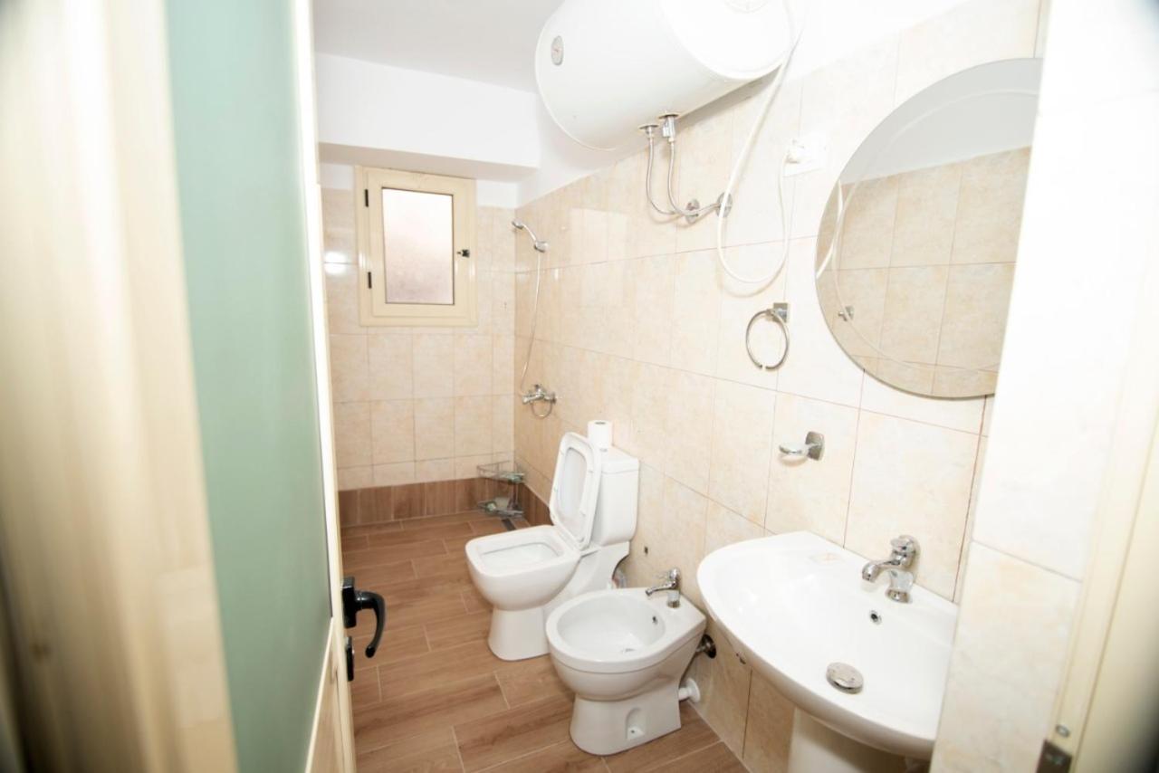 Vlorë Hotel Her מראה חיצוני תמונה