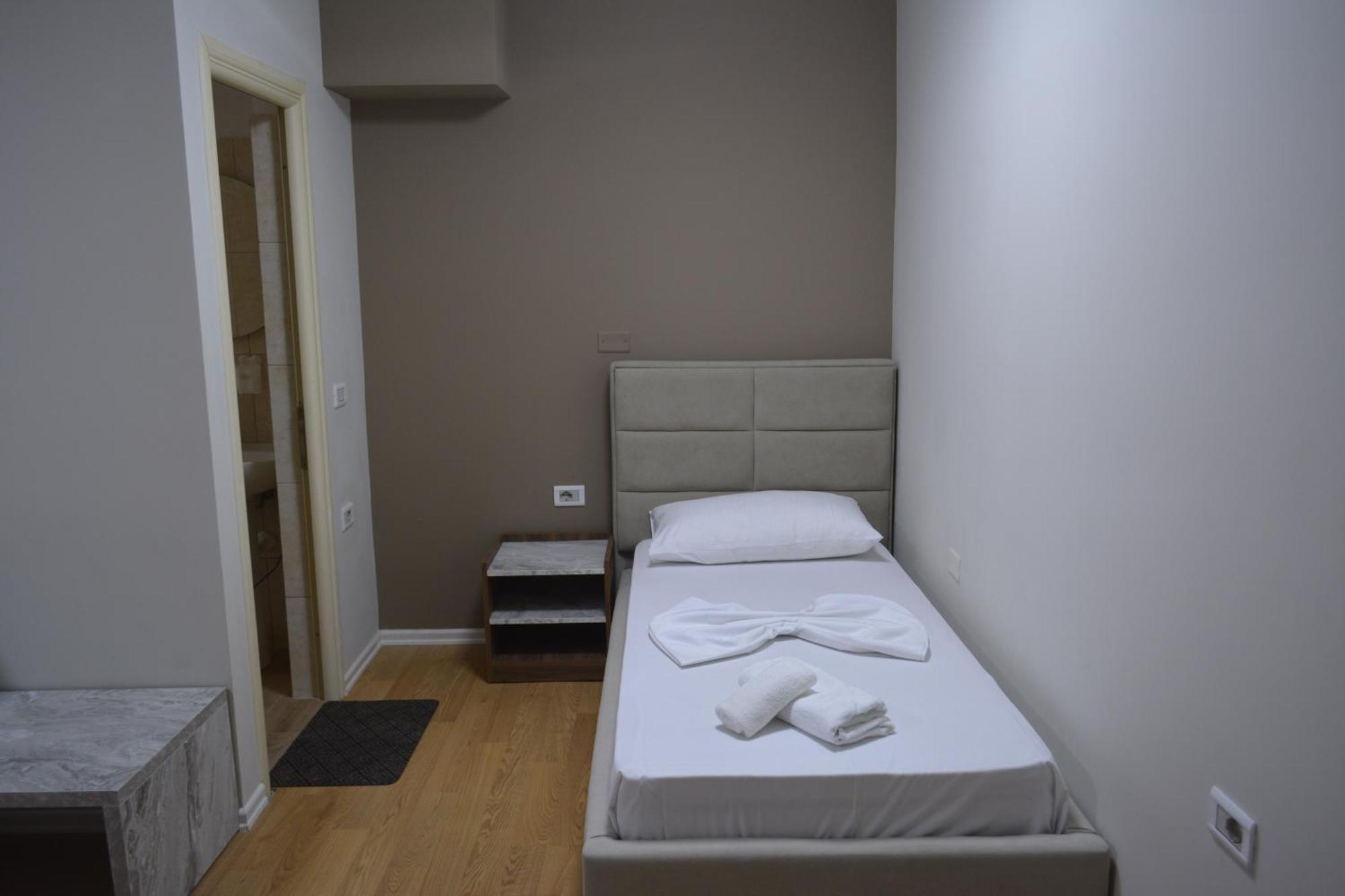Vlorë Hotel Her מראה חיצוני תמונה