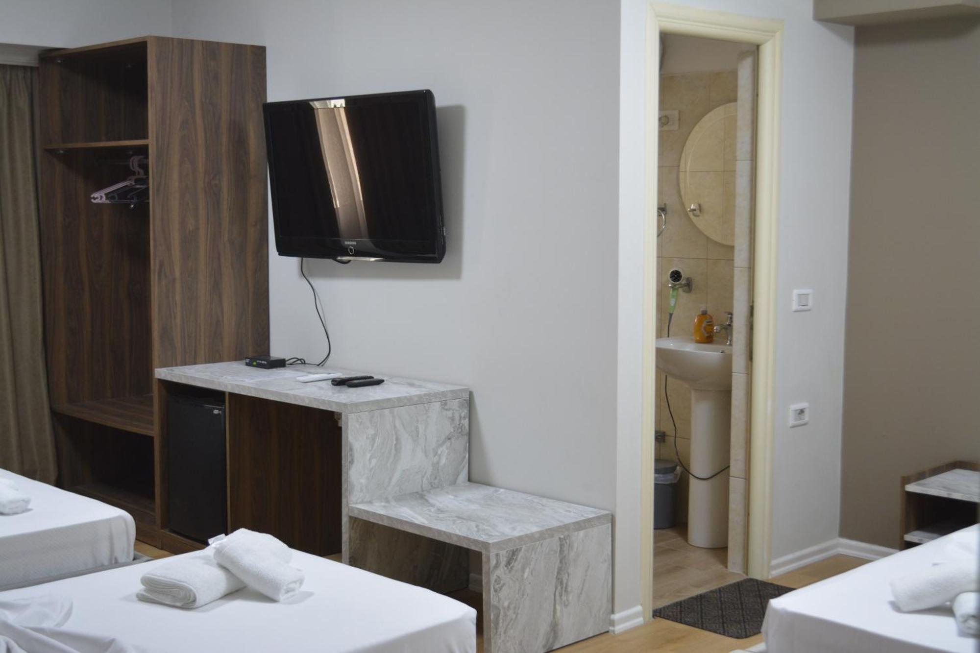 Vlorë Hotel Her מראה חיצוני תמונה