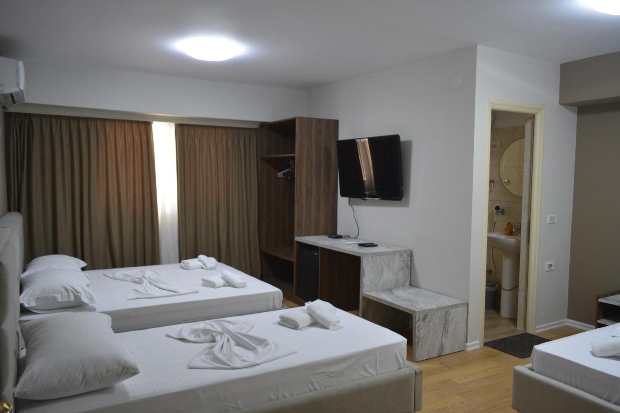 Vlorë Hotel Her מראה חיצוני תמונה