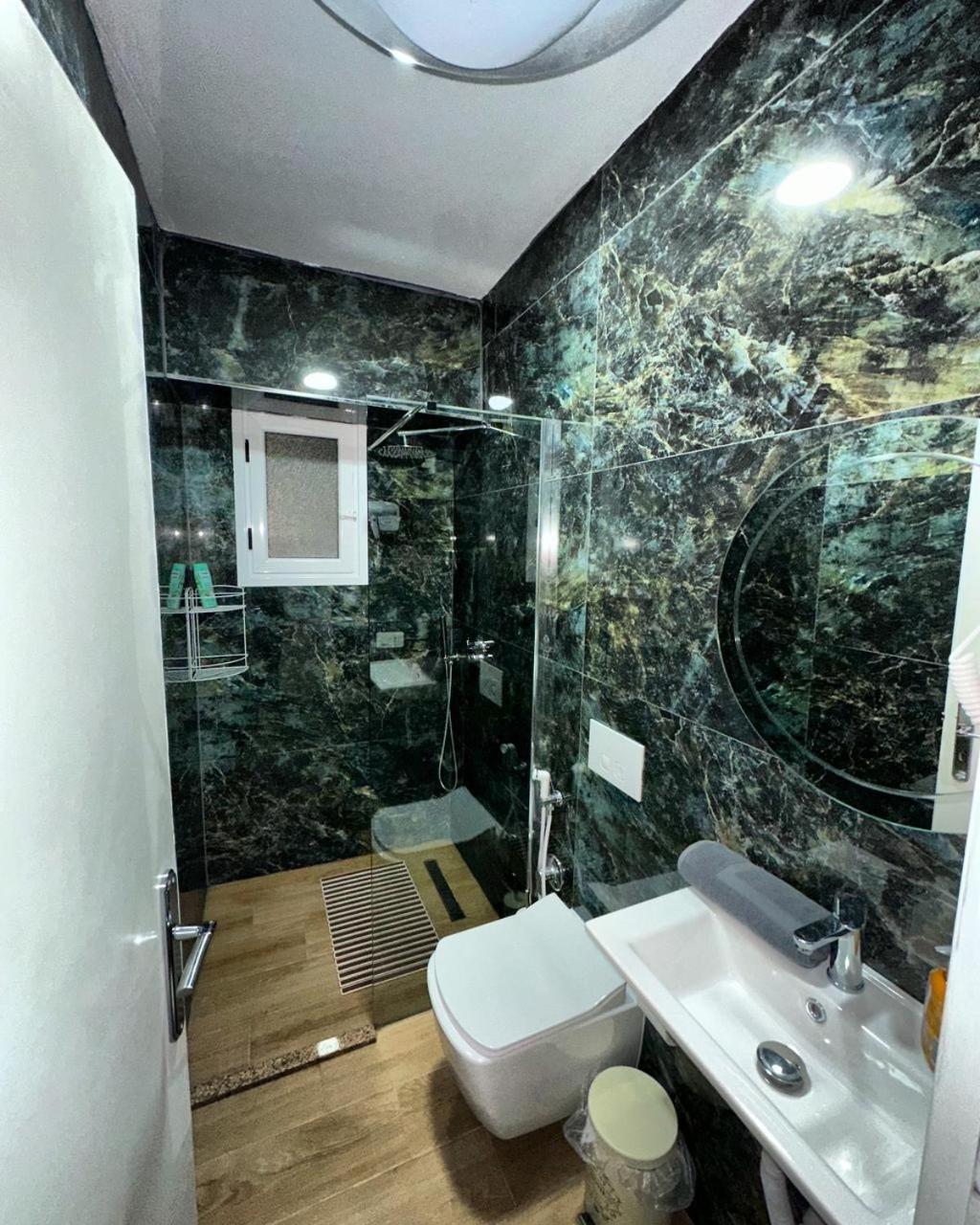 Vlorë Hotel Her מראה חיצוני תמונה