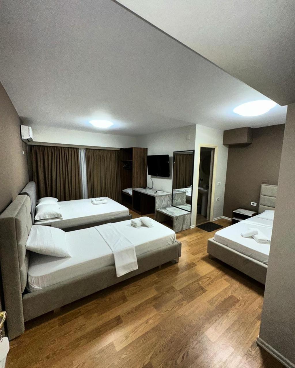 Vlorë Hotel Her מראה חיצוני תמונה