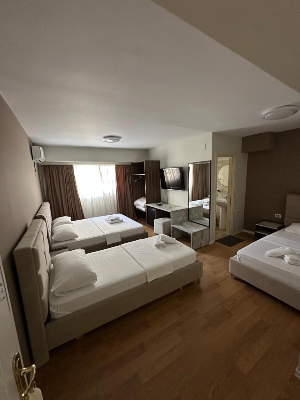 Vlorë Hotel Her מראה חיצוני תמונה
