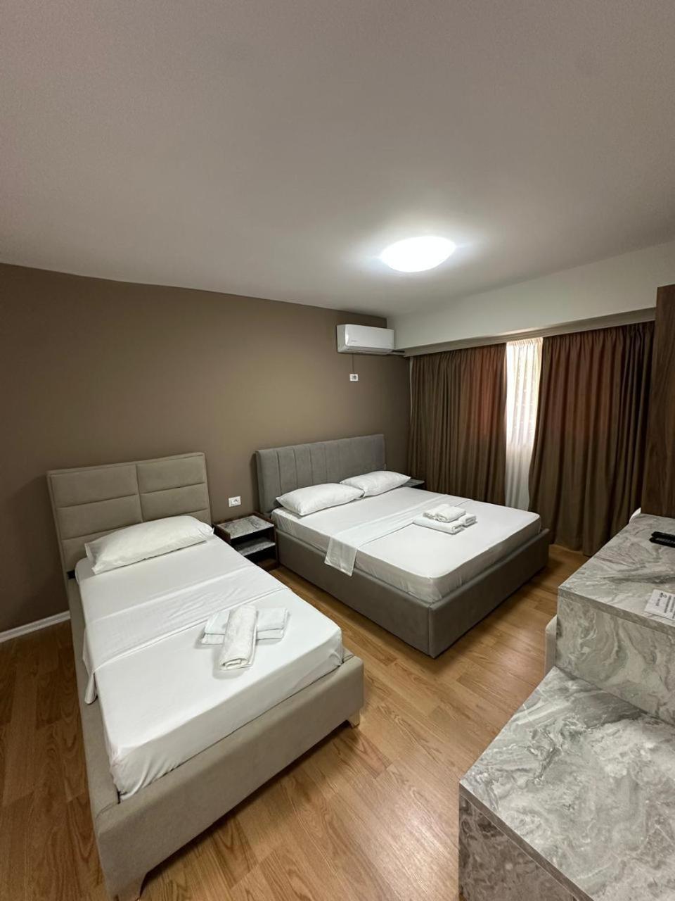 Vlorë Hotel Her מראה חיצוני תמונה