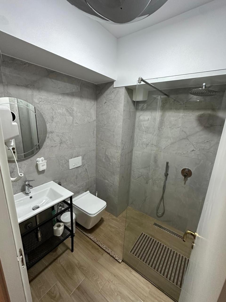 Vlorë Hotel Her מראה חיצוני תמונה