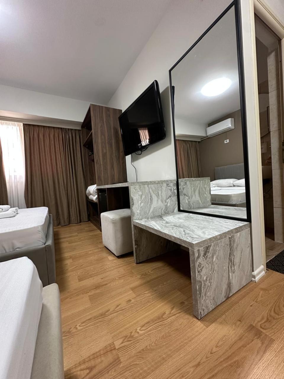 Vlorë Hotel Her מראה חיצוני תמונה