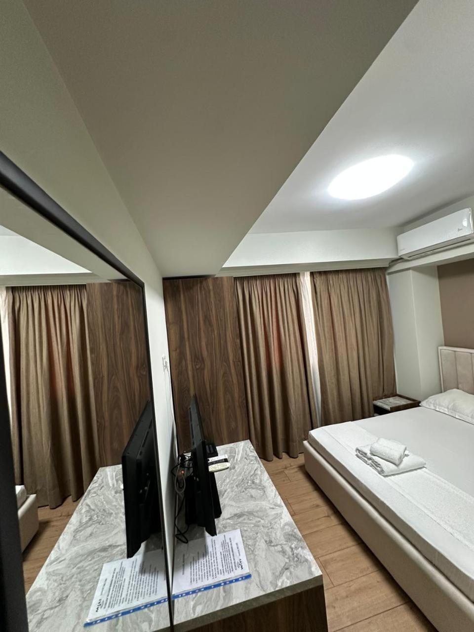 Vlorë Hotel Her מראה חיצוני תמונה