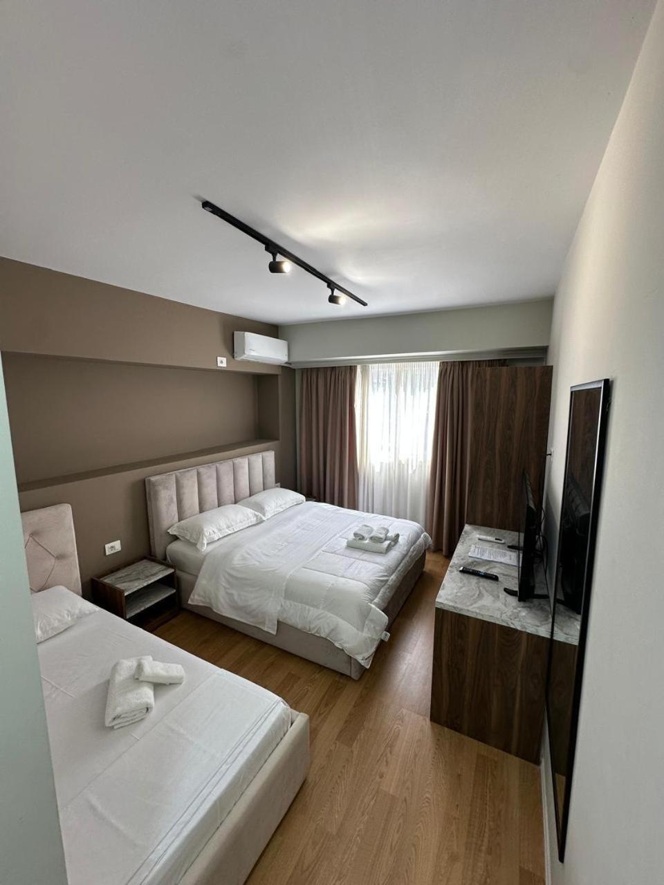 Vlorë Hotel Her מראה חיצוני תמונה