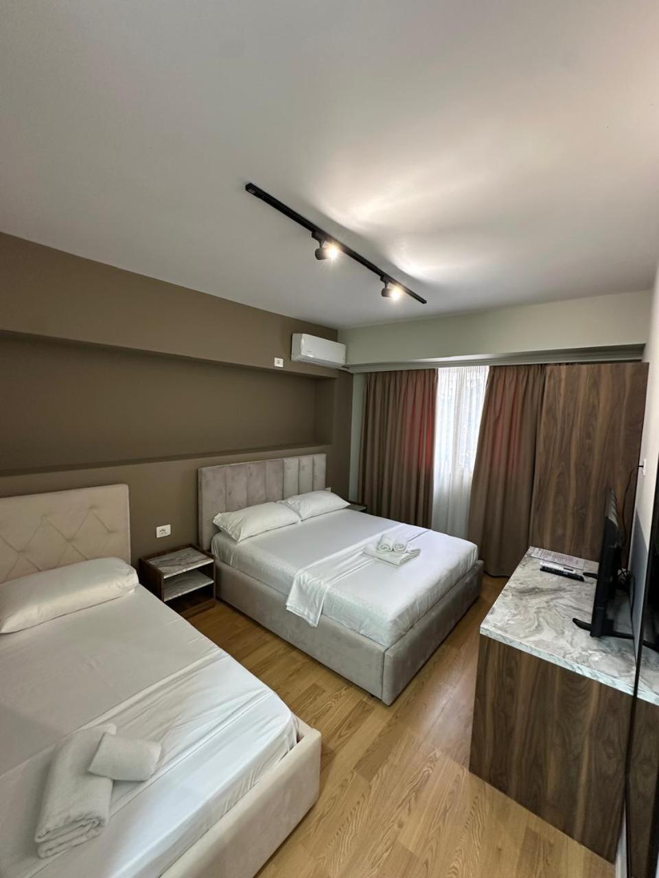 Vlorë Hotel Her מראה חיצוני תמונה