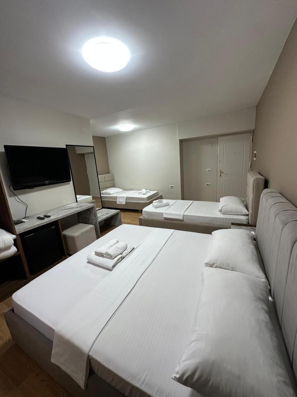 Vlorë Hotel Her מראה חיצוני תמונה