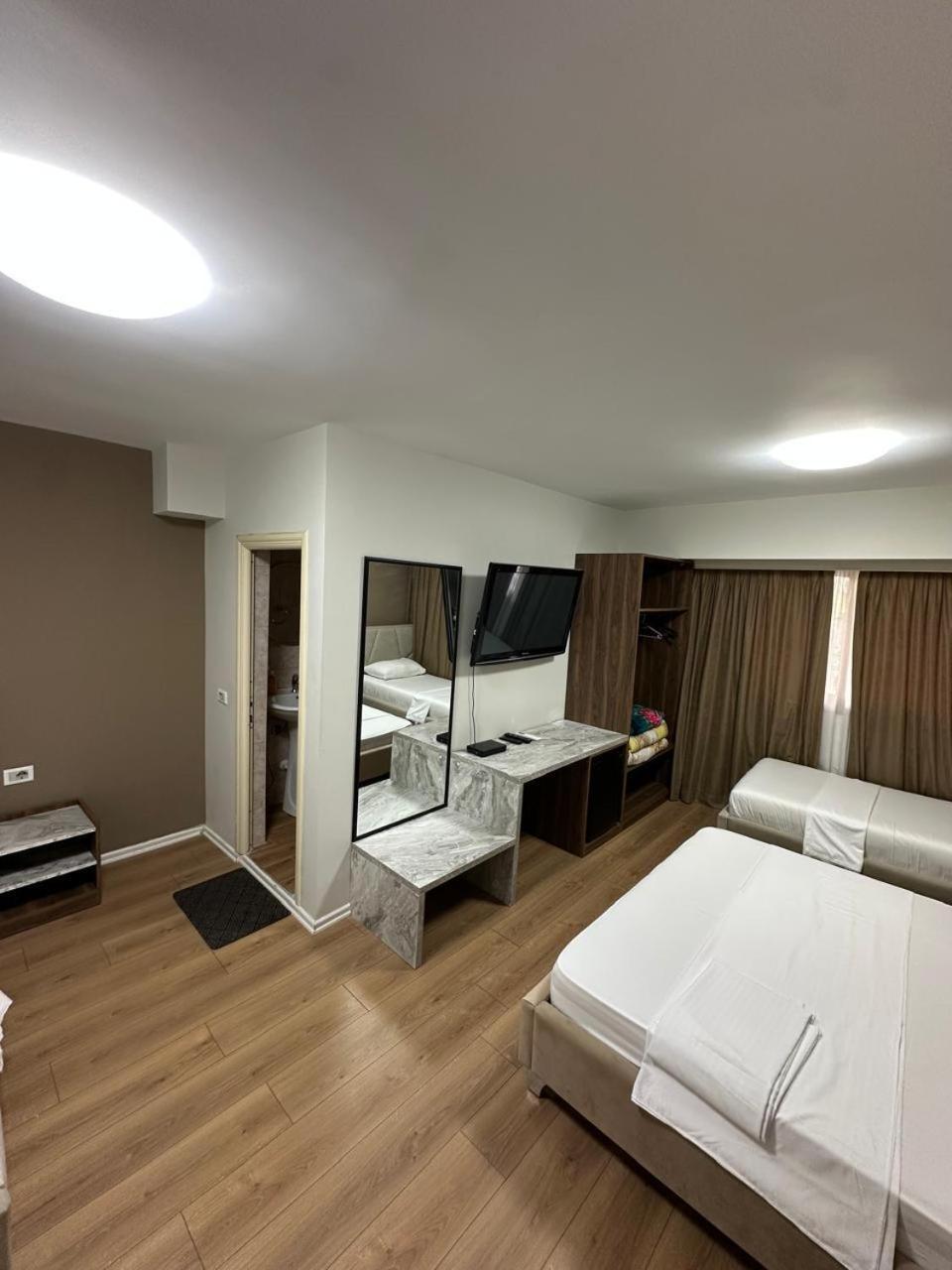 Vlorë Hotel Her מראה חיצוני תמונה