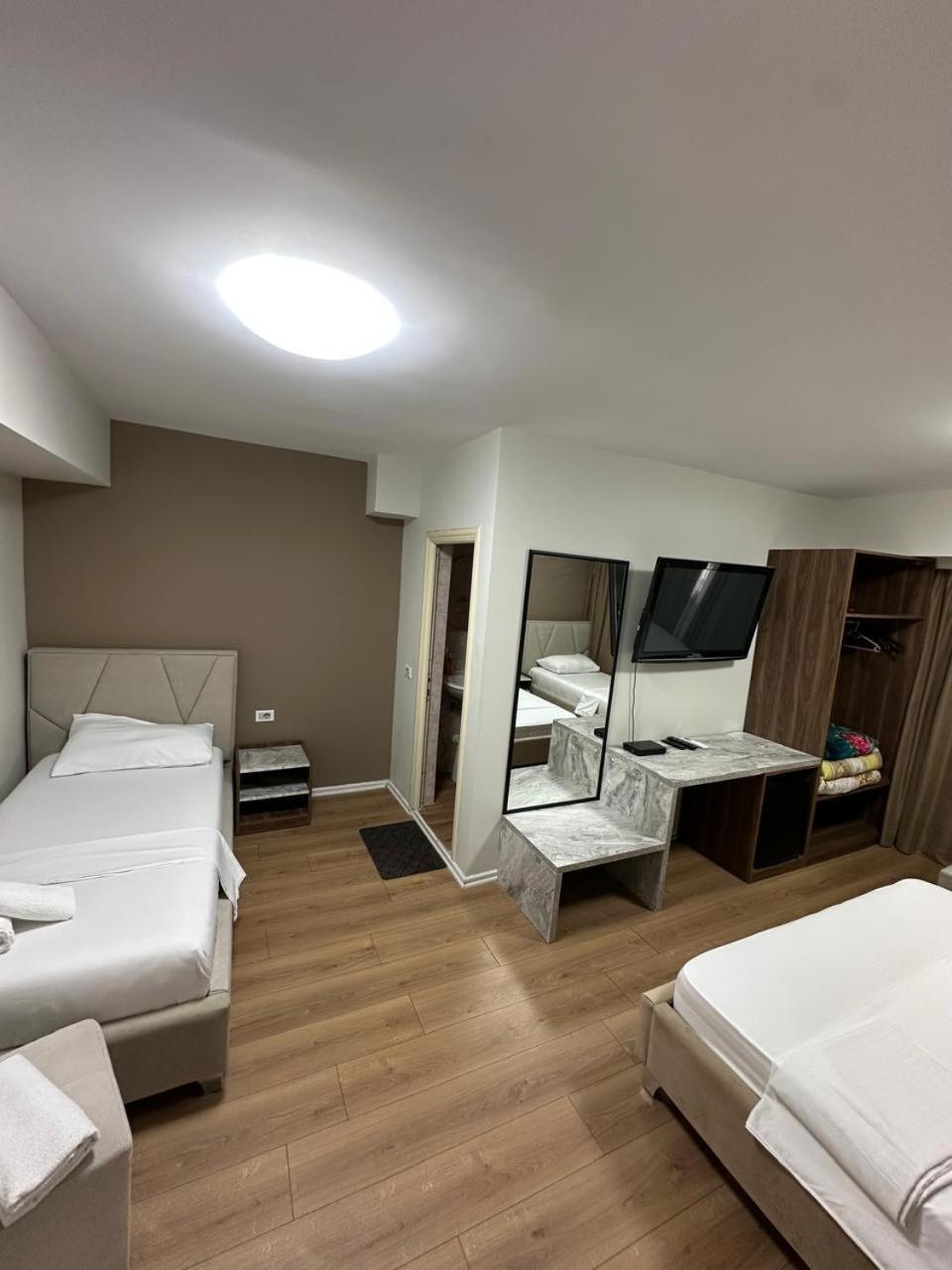 Vlorë Hotel Her מראה חיצוני תמונה